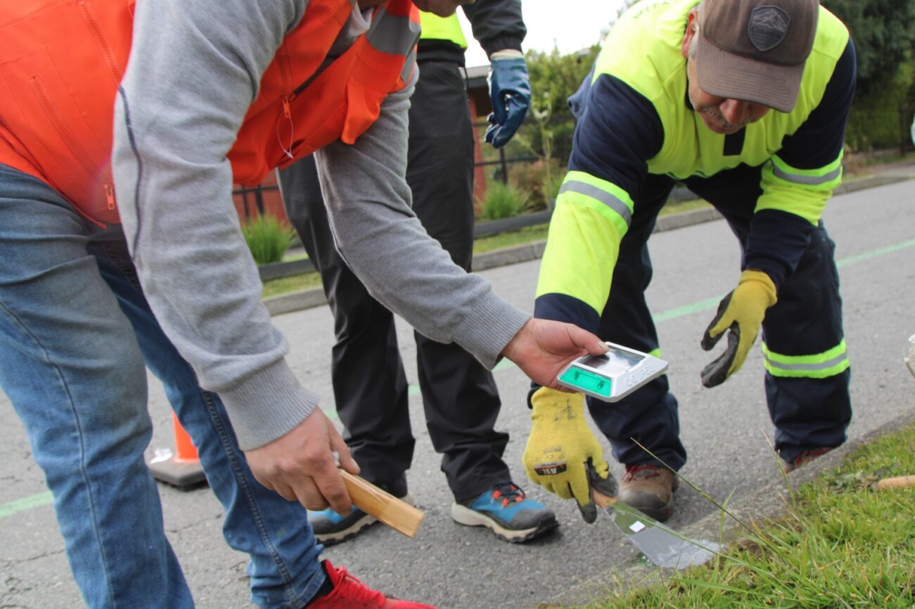 MUNICIPALIDAD DE PUCÓN INSTALA TACHAS SOLARES EN CASO DE UNA POSIBLE ERUPCIÓN DEL VOLCÁN VILLARRICA – Website de la Municipalidad de Pucón