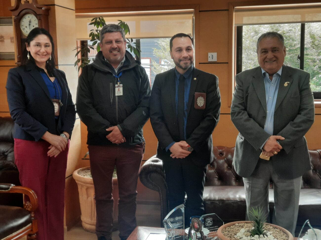 ALCALDE DE PUCÓN RECIBE LA VISITA PROTOCOLAR DEL PREFECTO LUIS GARRIDO – Website de la Municipalidad de Pucón