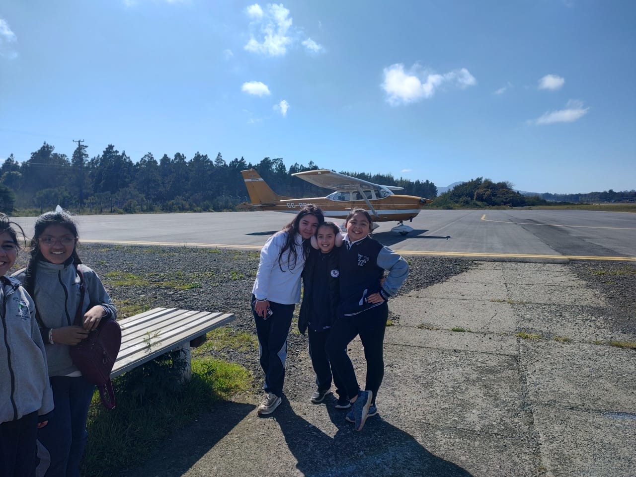 ESTUDIANTES DE VILLA SAN PEDRO DE PUCÓN VISITARON EL AERÓDROMO LACUSTRE – Website de la Municipalidad de Pucón