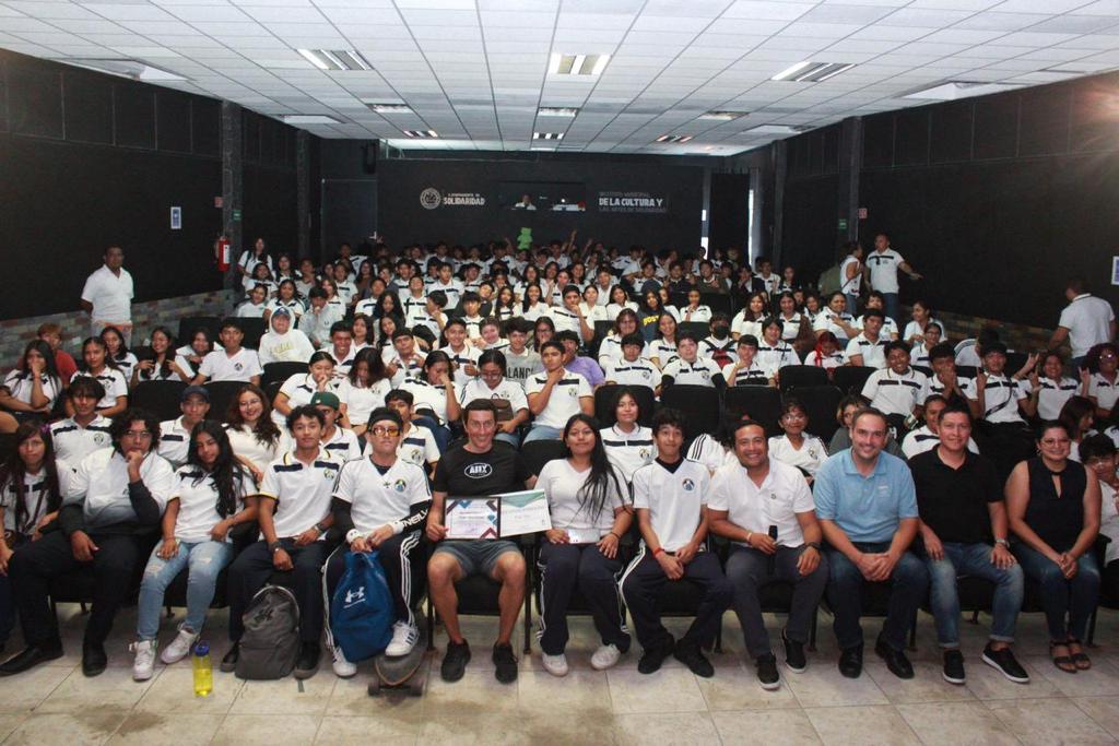 El apneista solidarense Pedro Tapia imparte charla a jovenes estudiantes del CETMAR – H. Ayuntamiento de Solidaridad