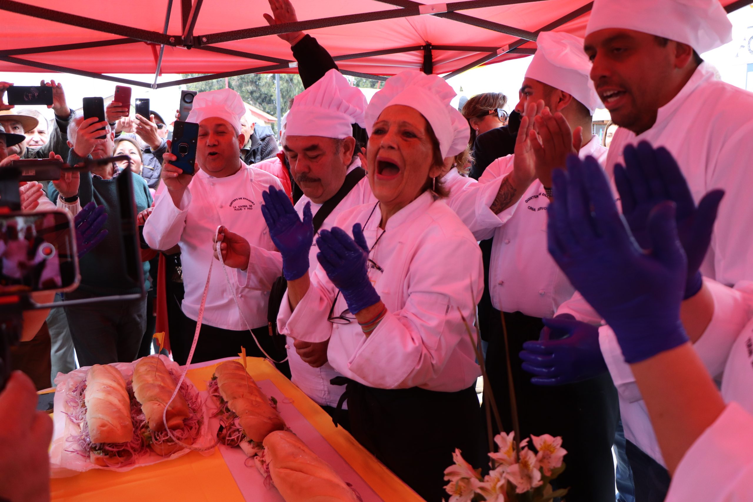 En Quintero se batió récord del sándwich de pescado más grande del mundo