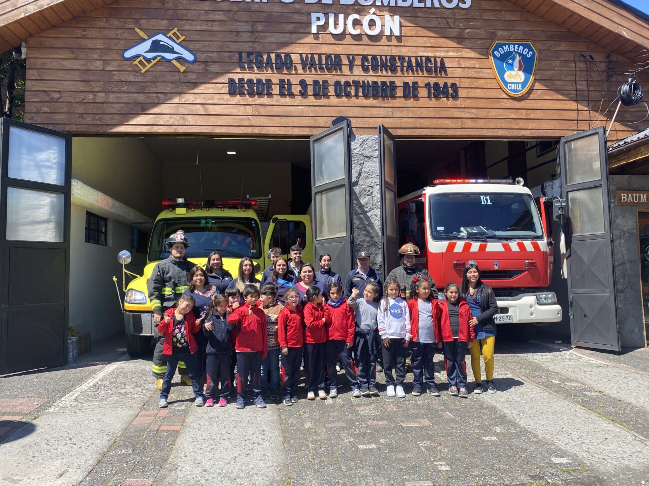 ESTUDIANTES DE LA ESCUELA RAMÓN GUIÑEZ ENTREGARON IMPORTANTE DONACIÓN A BOMBEROS DE PUCÓN – Website de la Municipalidad de Pucón