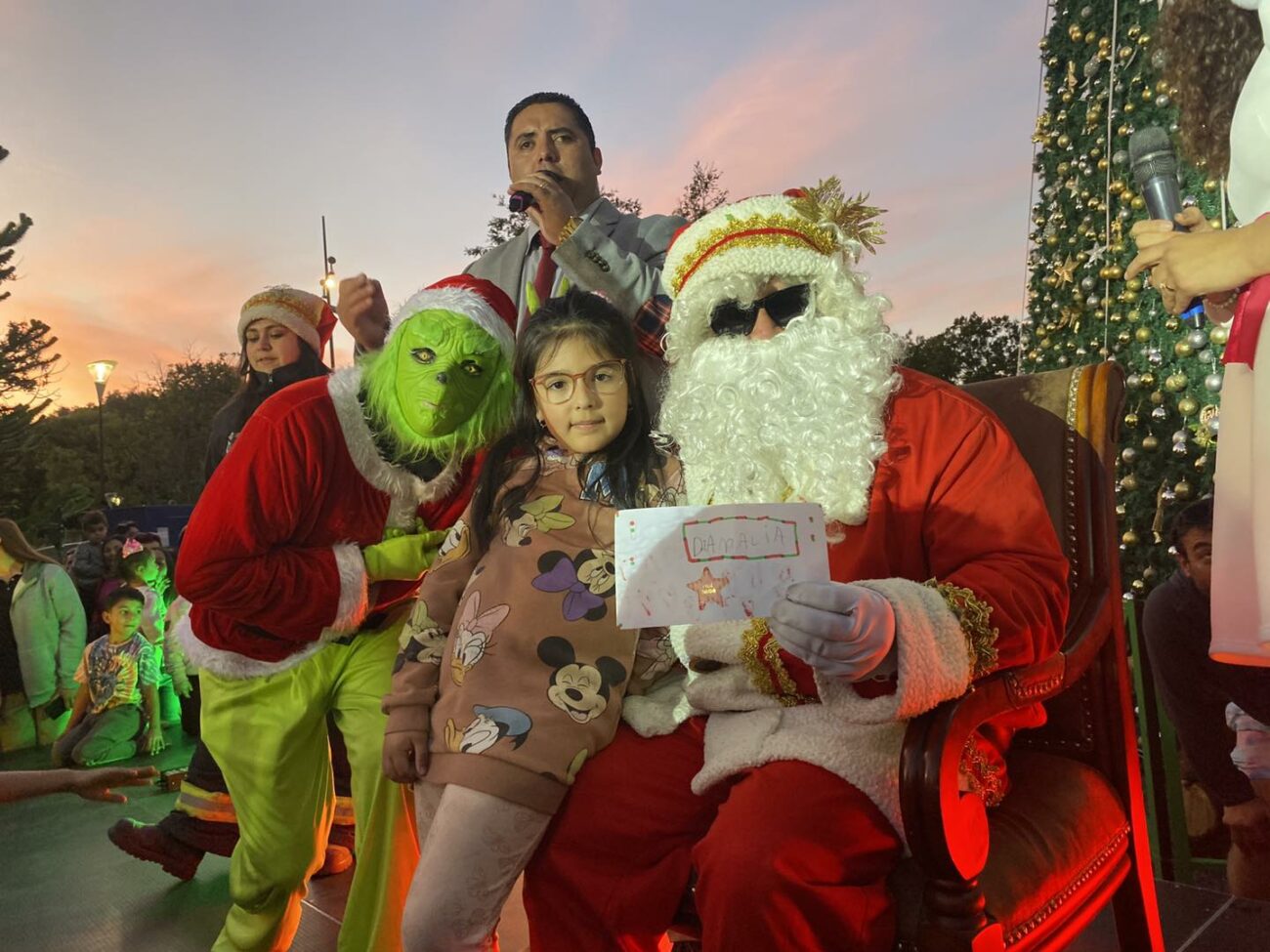 CON GRAN MARCO DE PÚBLICO ARRIBÓ EL VIEJITO PASCUERO A LA PLAZA DE PUCÓN – Website de la Municipalidad de Pucón