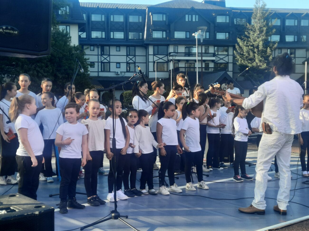 GANADORES DEL FONDO DE CULTURA MUNICIPAL SE PRESENTARON EN PLAZA DE ARMAS DE PUCÓN – Website de la Municipalidad de Pucón