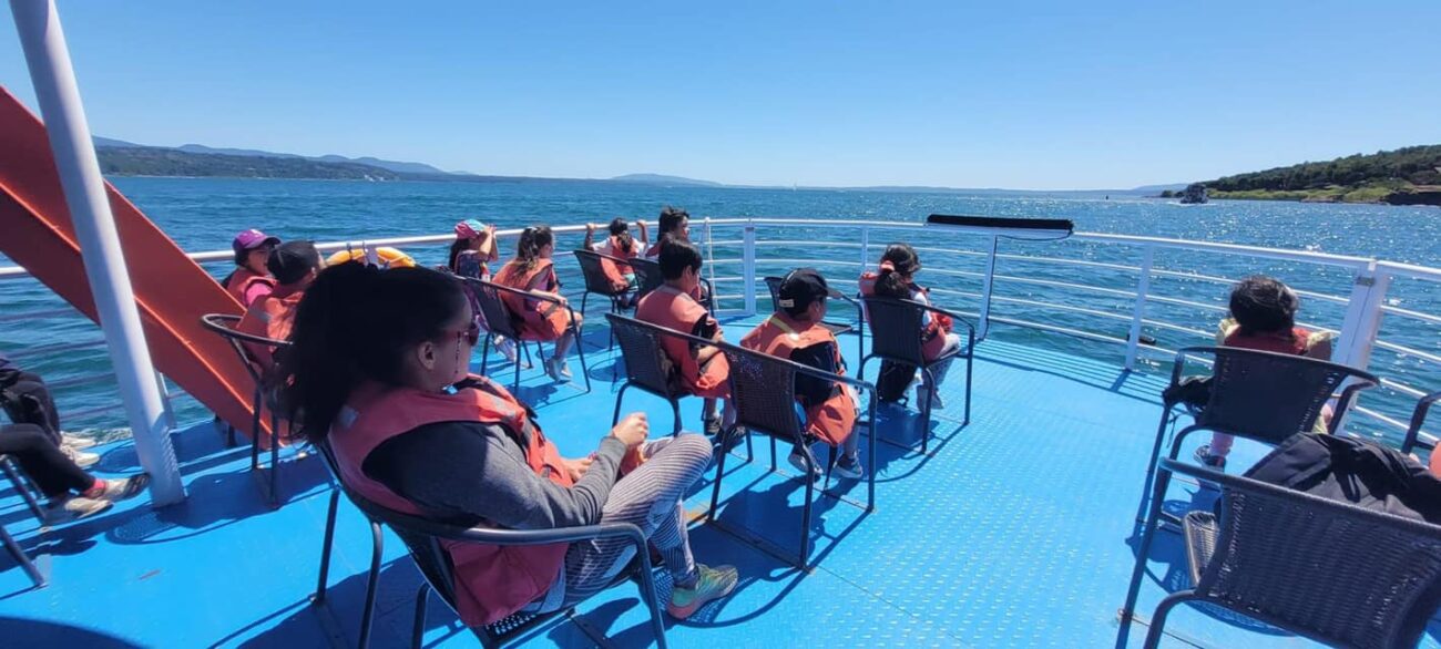 NIÑOS DE PADRES Y MADRES TEMPOREROS PARTICIPARON DE ACTIVIDAD RECREATIVA POR EL LAGO VILLARRICA – Website de la Municipalidad de Pucón