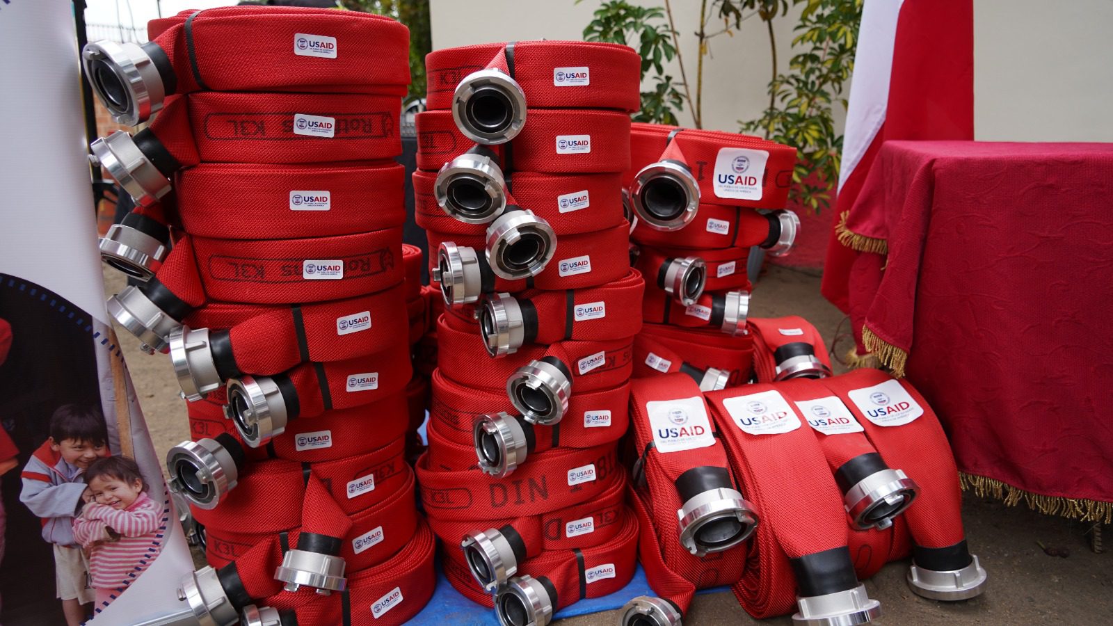 BOMBEROS DE VILLA ALEMANA RECIBE 50 MANGUERAS DONADAS POR ESTADOS UNIDOS PARA COMBATIR INCENDIOS