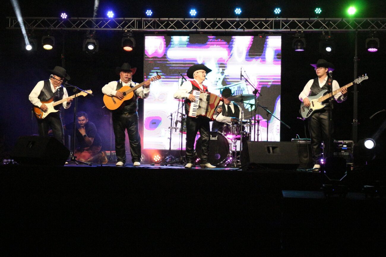 HASTA PASADA LA MEDIA NOCHE SE EXTENDIÓ EL SHOW ANIVERSARIO EN EL SECTOR DE QUELHUE – Website de la Municipalidad de Pucón