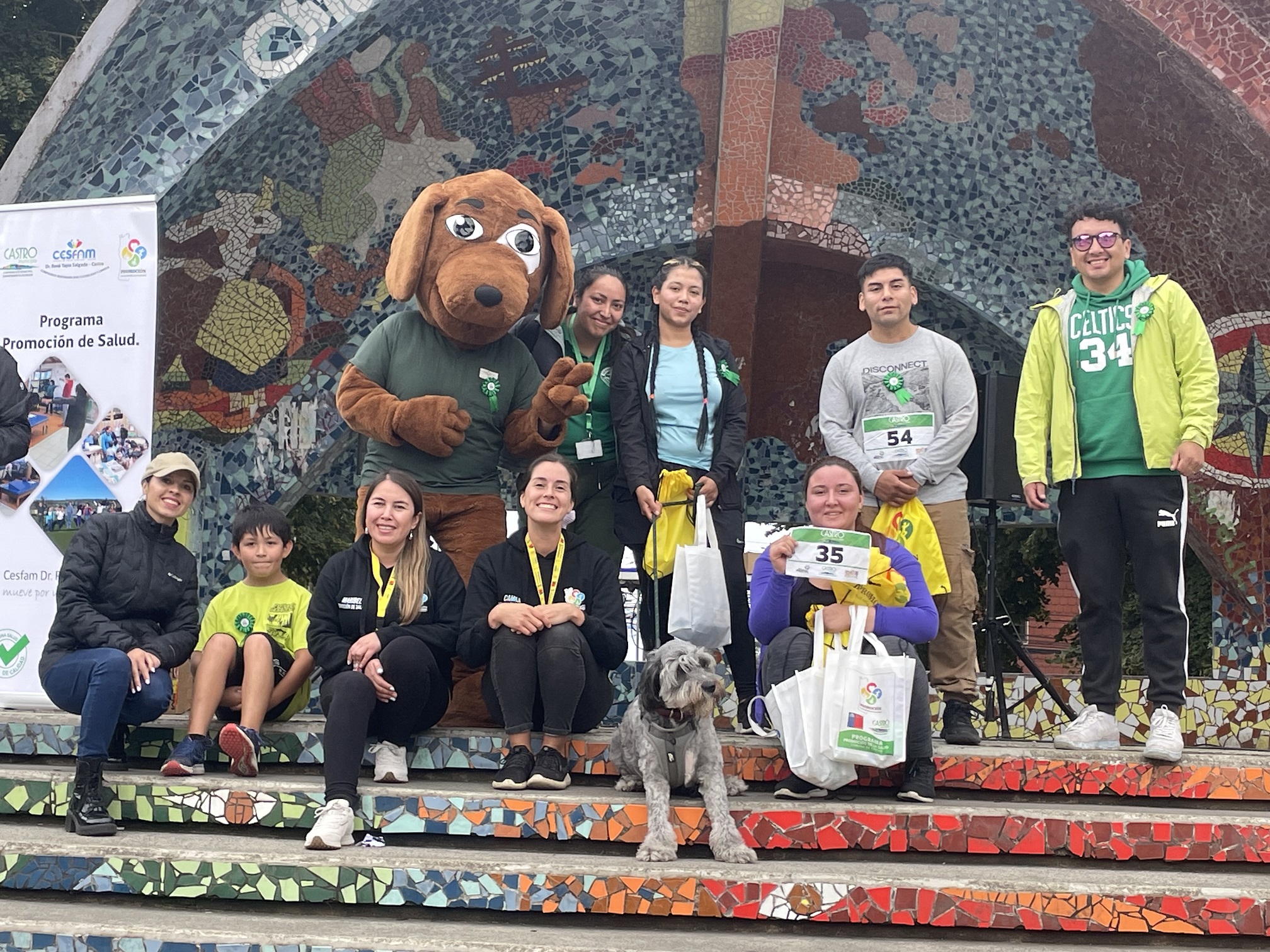 Familias y mascotas se reunieron en la Plaza de Armas para participar de la “Perruning, yo aperro con Castro”